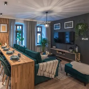 Spacious ~ 150m Main Square ~ Self Check-in 24h Appartement